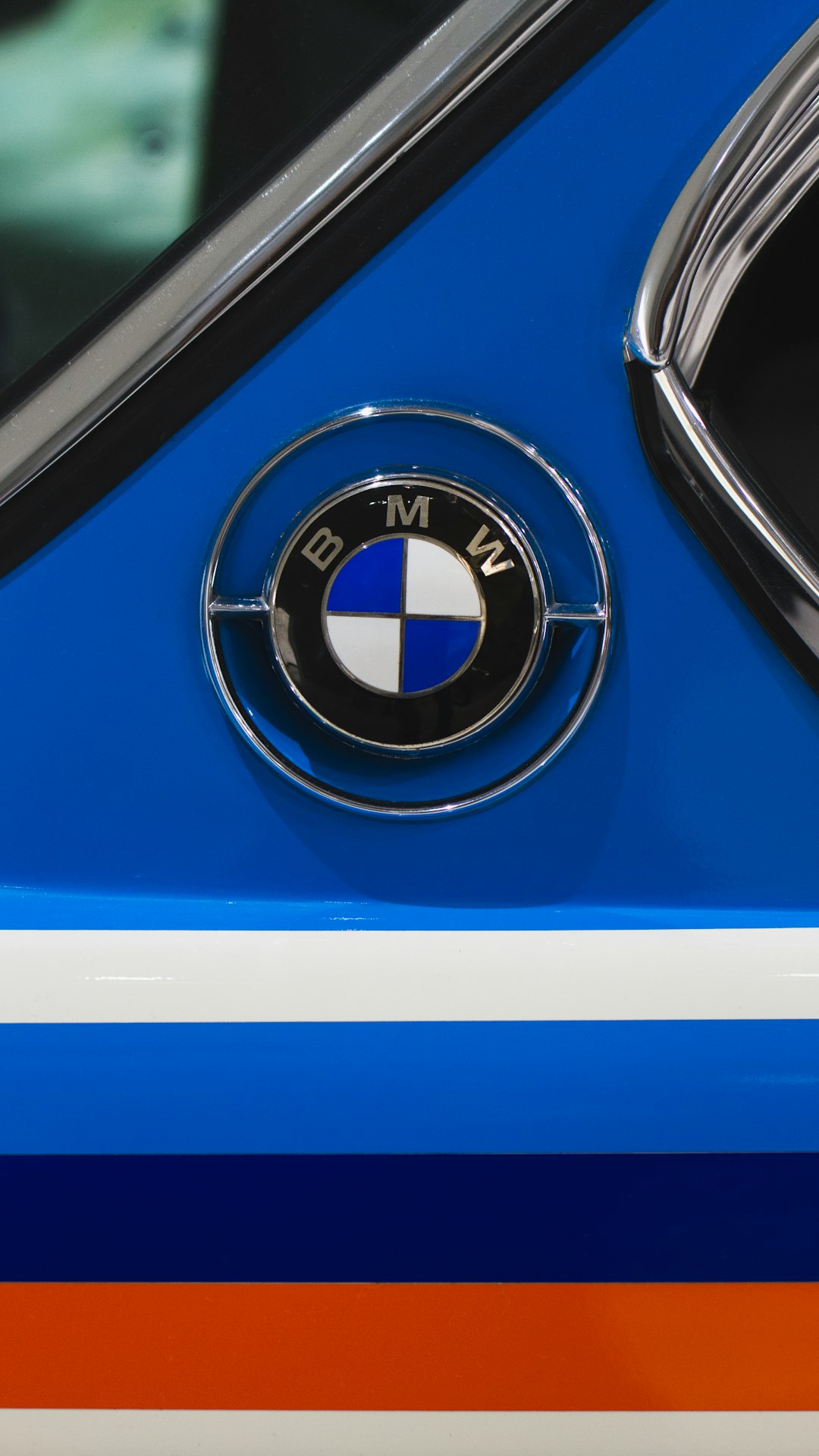 blue and white BMW emblem