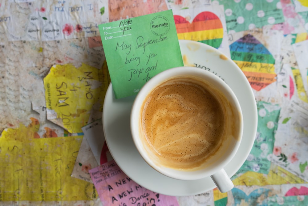 weißer Keramikbecher auf Untertasse