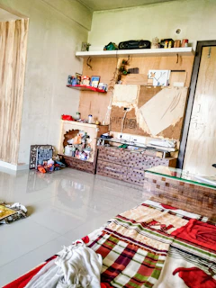 Zemin uygulaması ve kartonpiyer detaylarıyla tamamlanmış oda