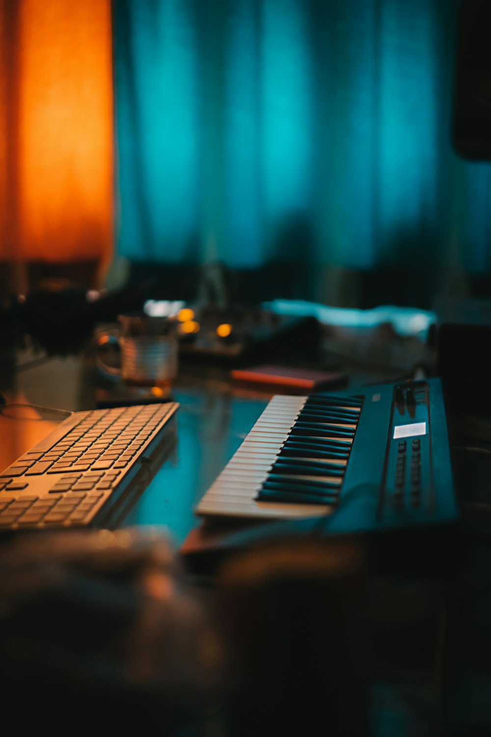 close-up photography of white and black electronic keyboard