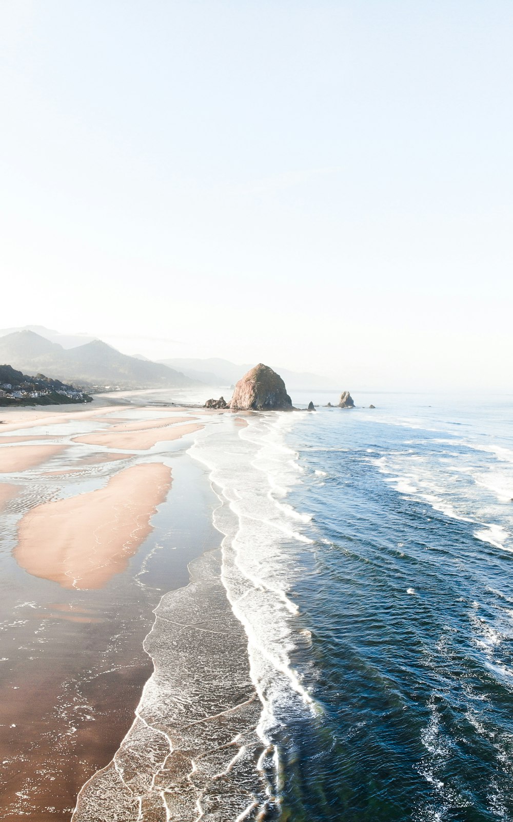 sea waves during daytime