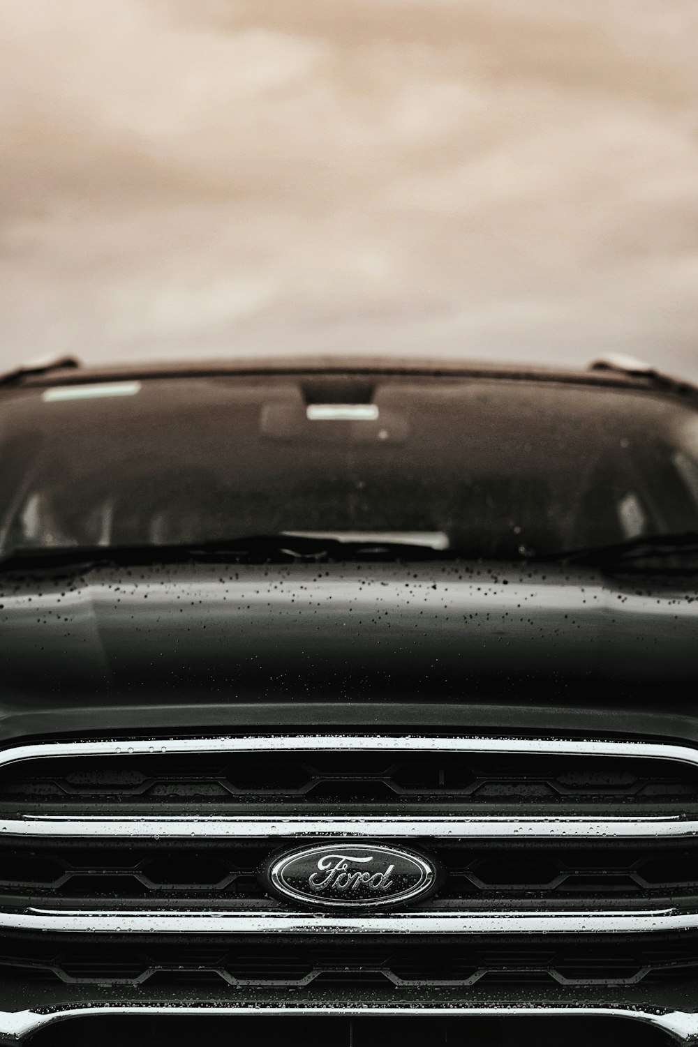 Vehículo Ford negro bajo cielo nublado
