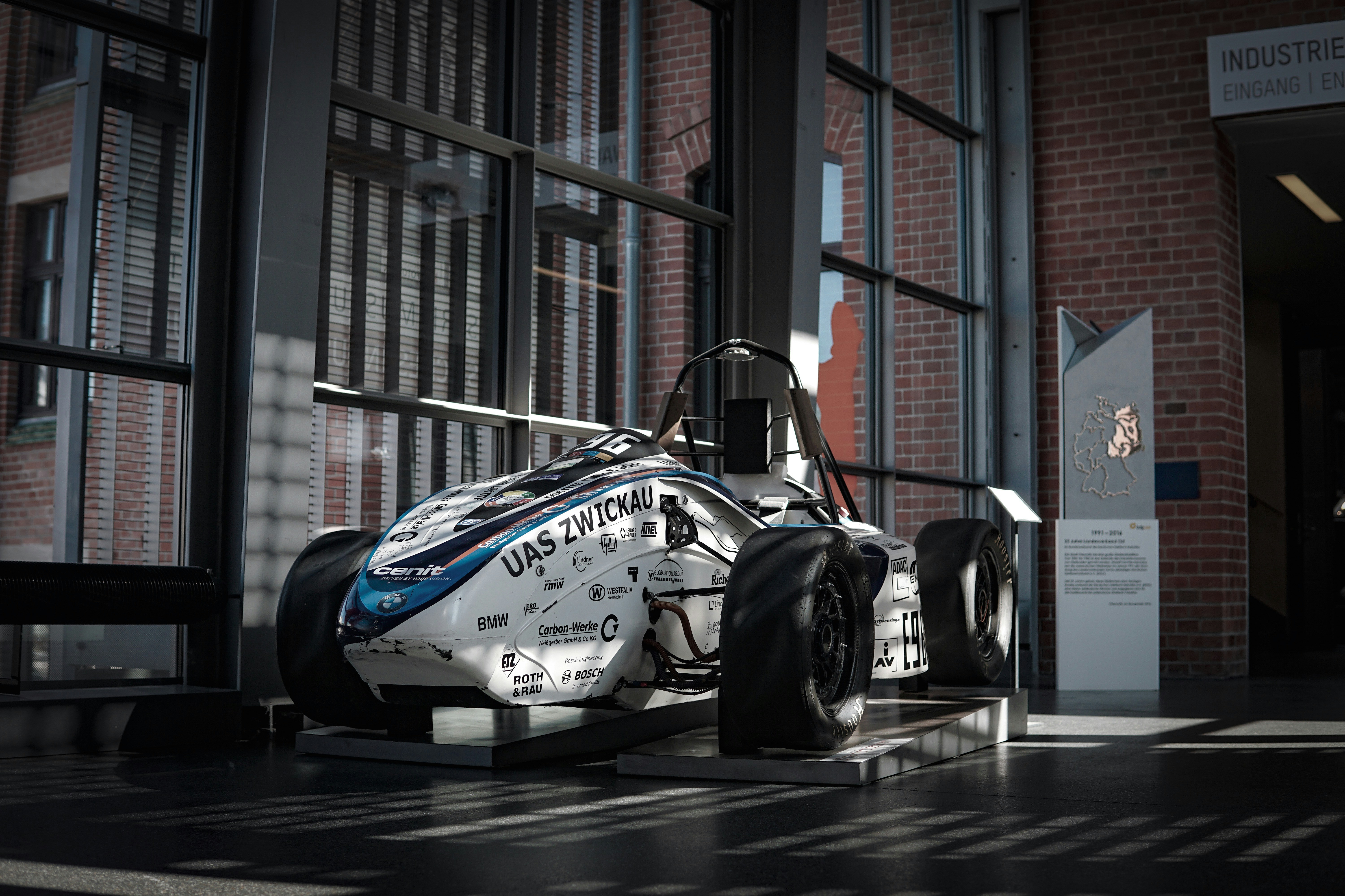 Véhicule blanc affiché à côté de la fenêtre