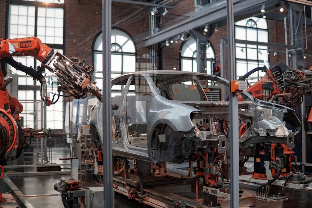 로봇 기계를 사용하여 공장 내부에서 고정되는 회색 차량