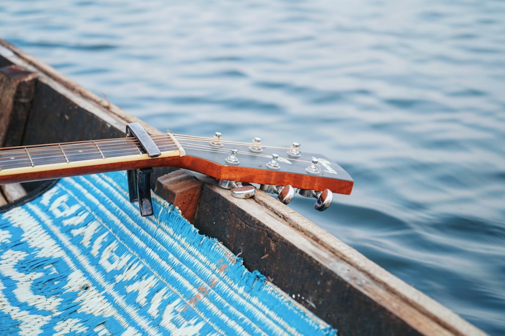 chitarra in barca
