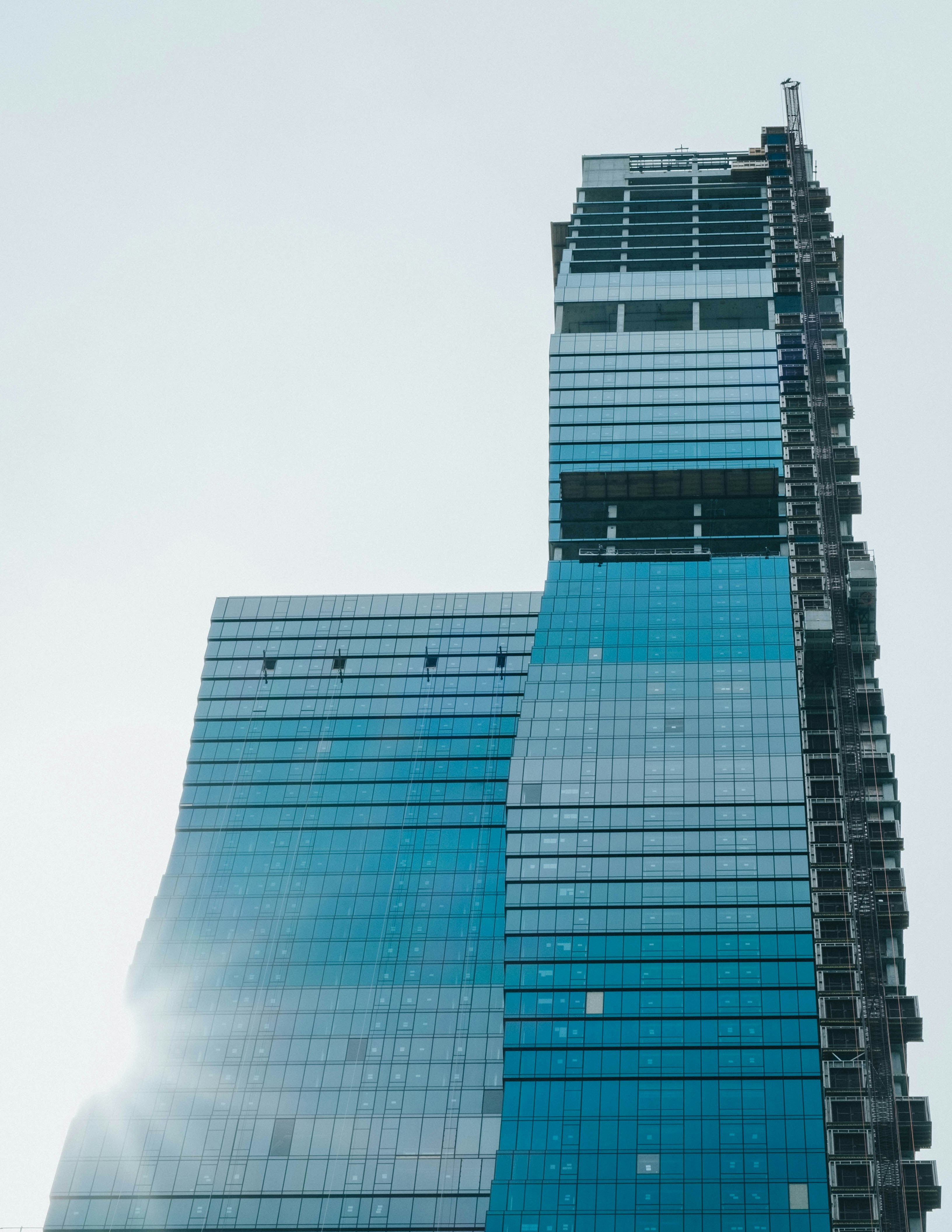 ガラス張りの高層ビルの写真 Unsplashで見つける青いの無料写真