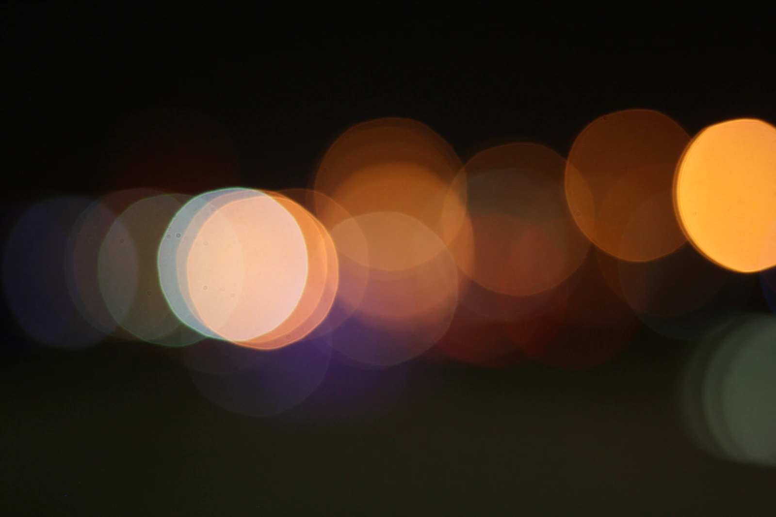 Luces cálidas de negocios locales