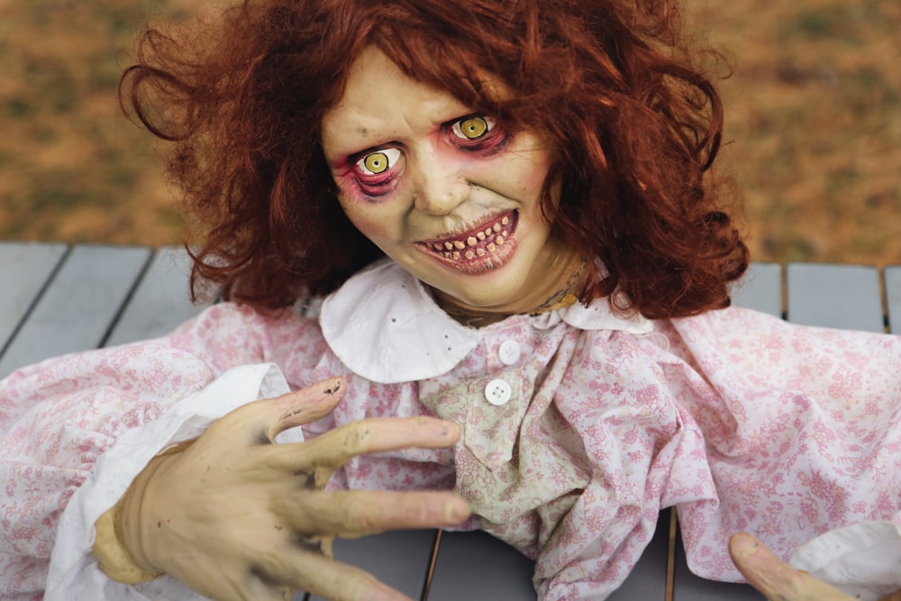 fotografía de enfoque selectivo de muñeca sonriente de Halloween