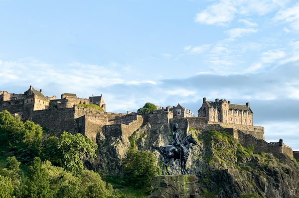 Brown house on mountain — Edinburgh, United Kingdom