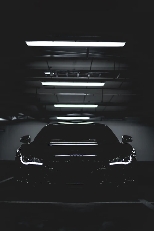 Mobil sport hitam elegan
