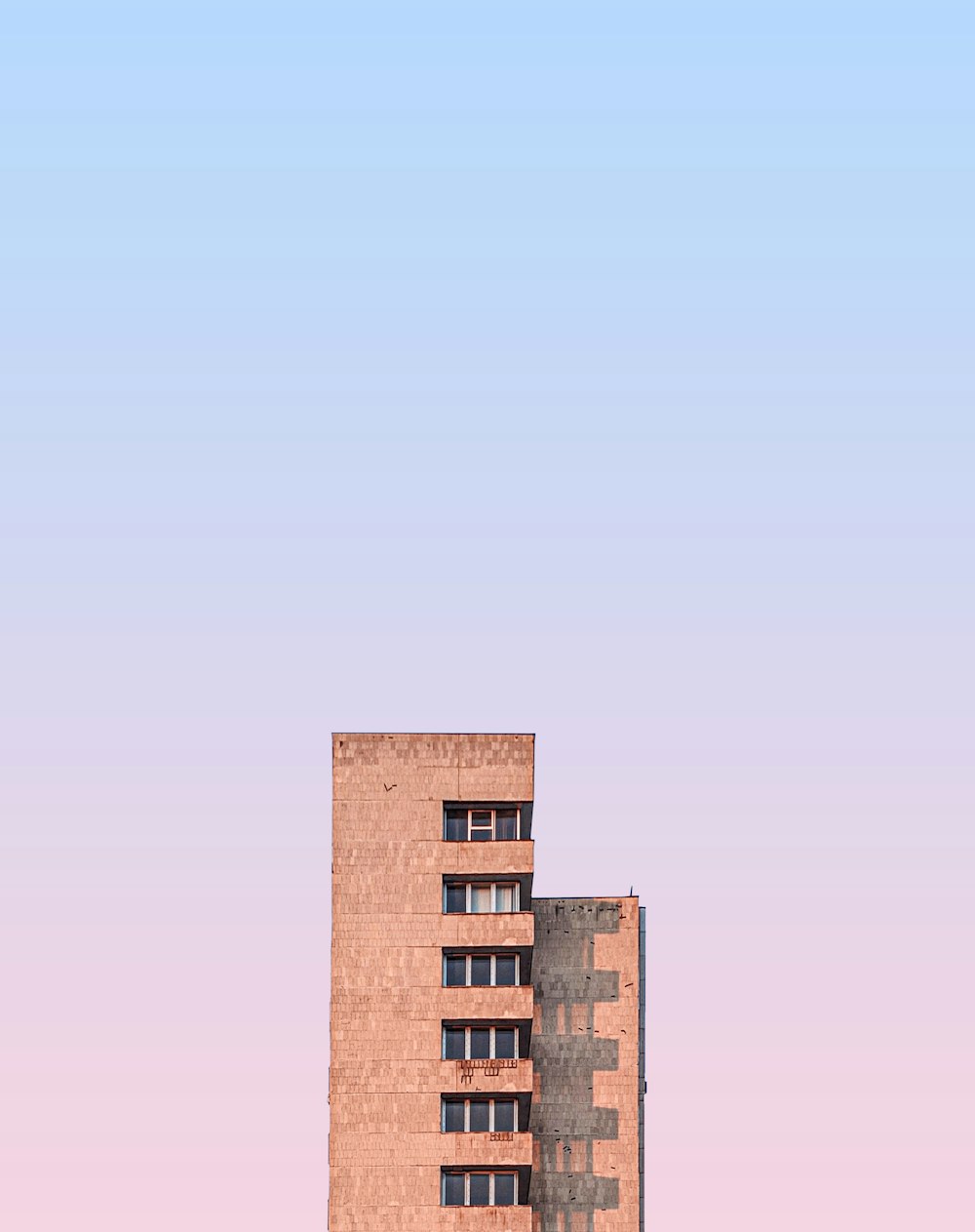 edificio de gran altura de hormigón beige