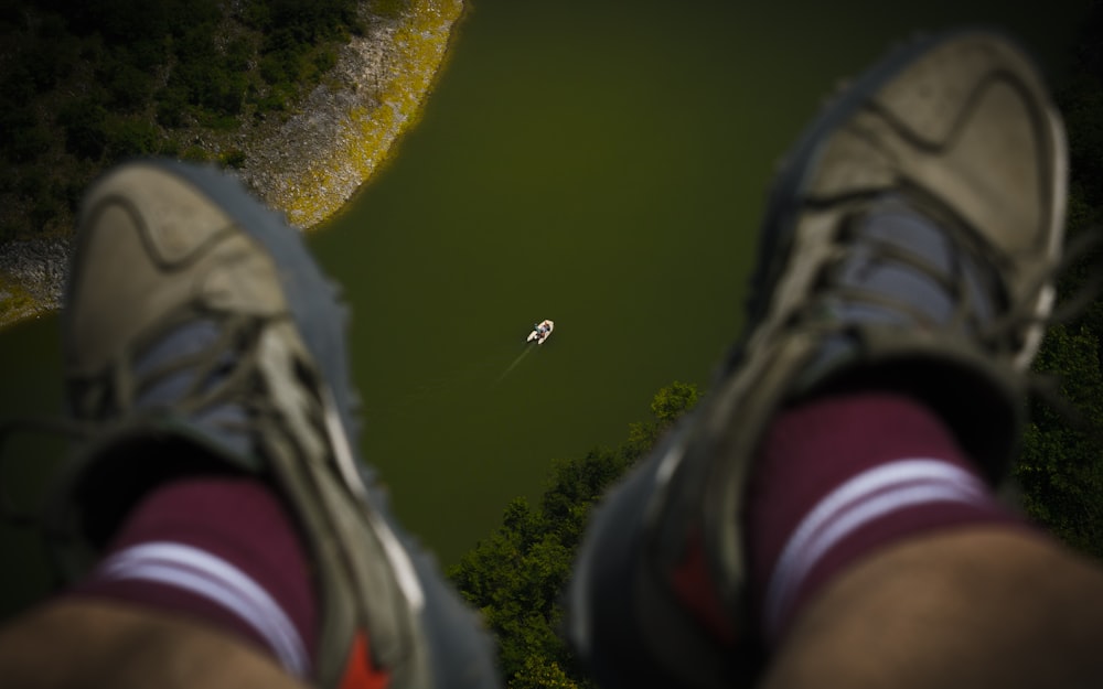 man sits on the edge of the cliff