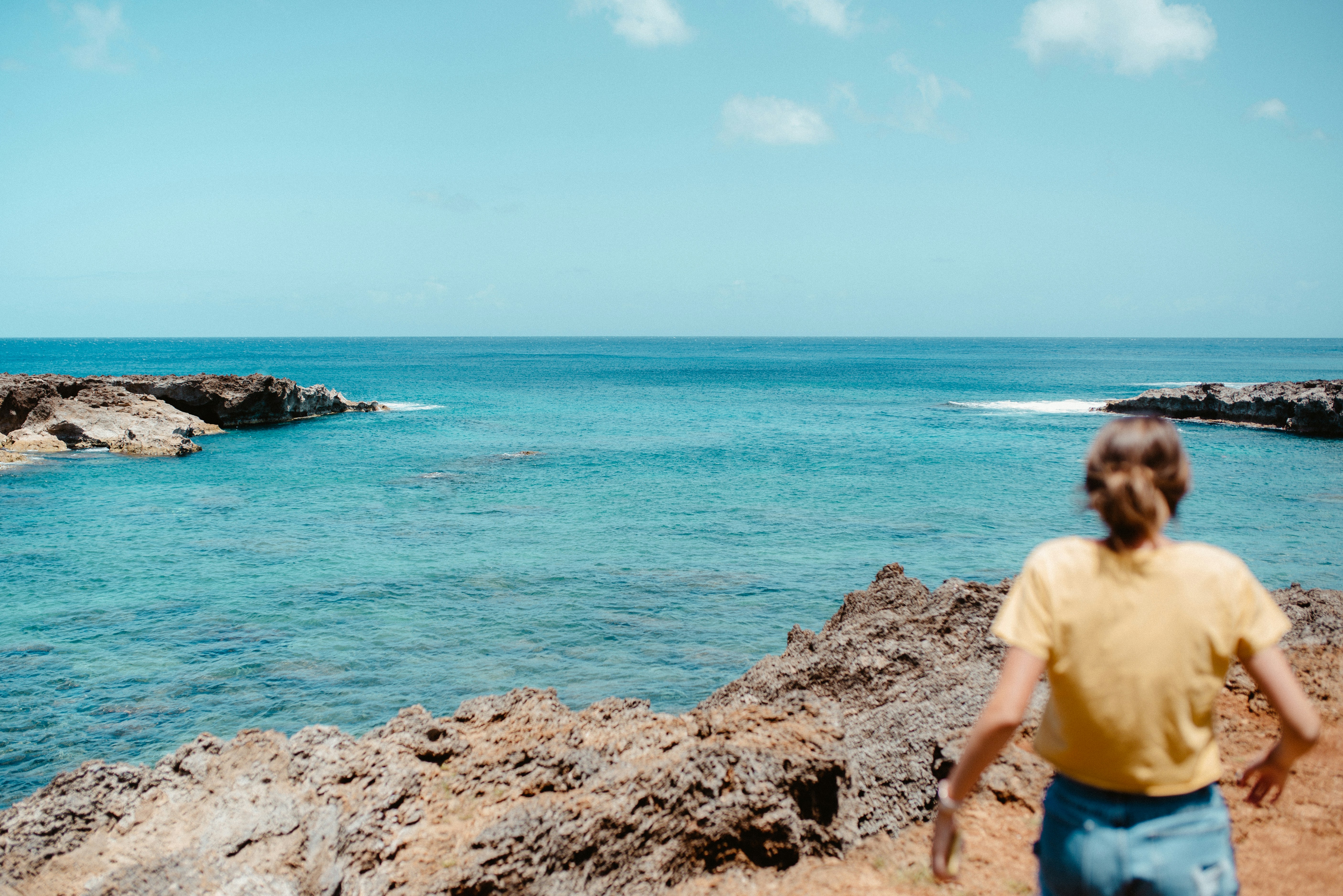 Frau geht durchs Wasser