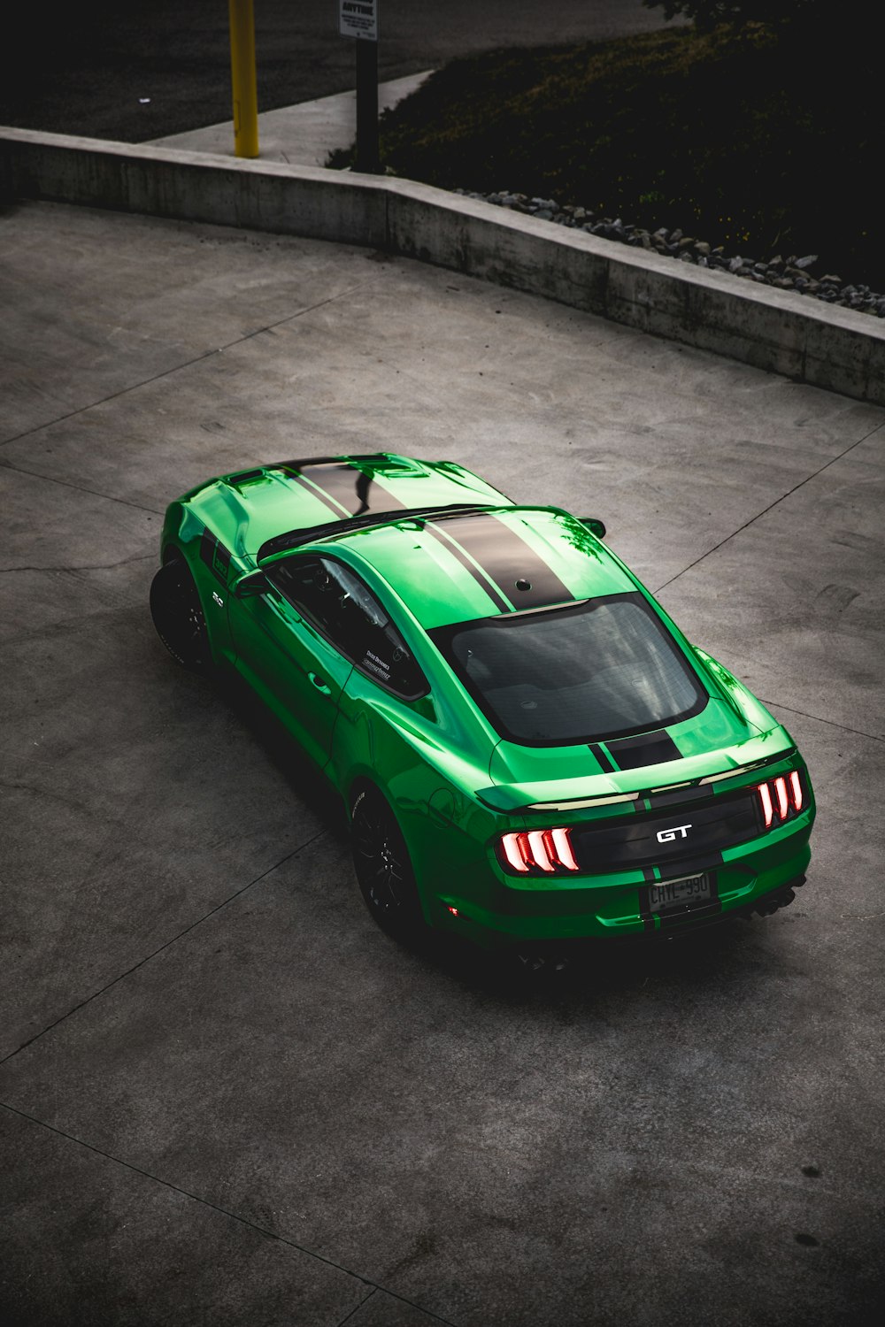 grüner Ford Mustang auf der Straße
