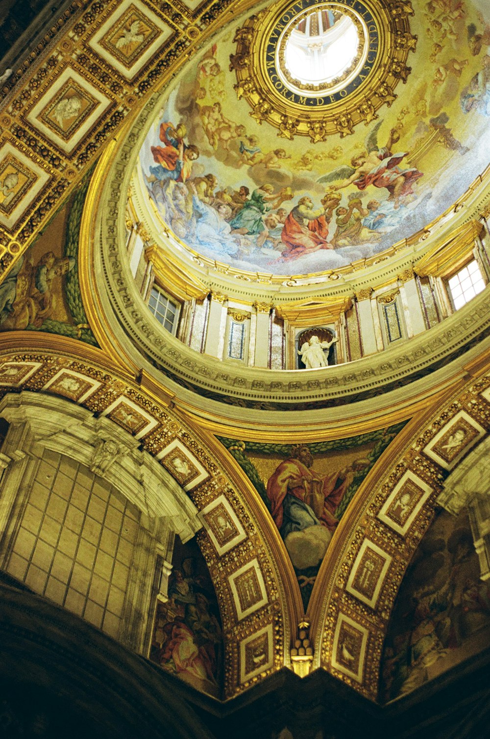 le plafond d’un bâtiment avec des peintures dessus