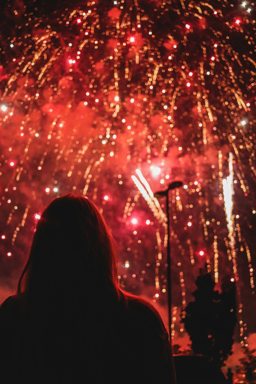 Person, die sich ein Feuerwerk ansieht