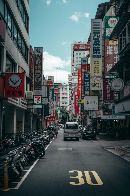 台北街道兩側停放的機車與往來車輛
