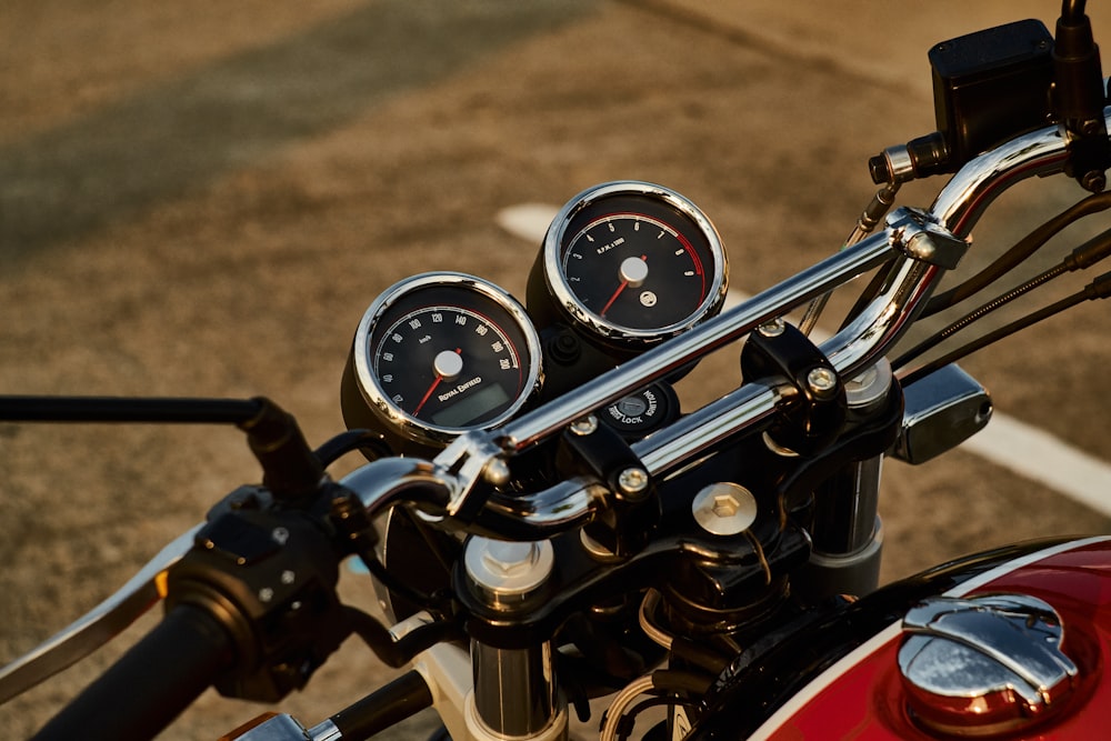 Photographie à mise au point peu profonde de moto rouge et grise