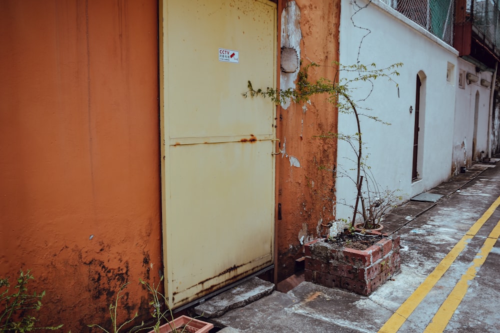 Bâtiment blanc et orange semant la porte fermée