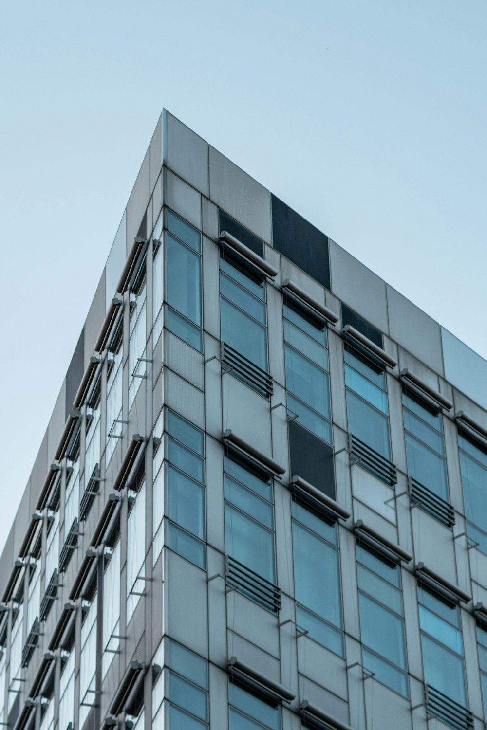 Edificio de gran altura de vidrio bajo cielo despejado