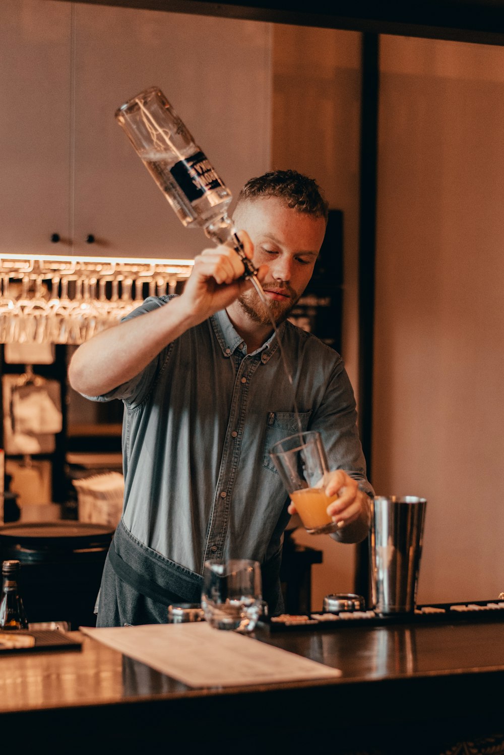 Um homem está fazendo uma bebida em um bar