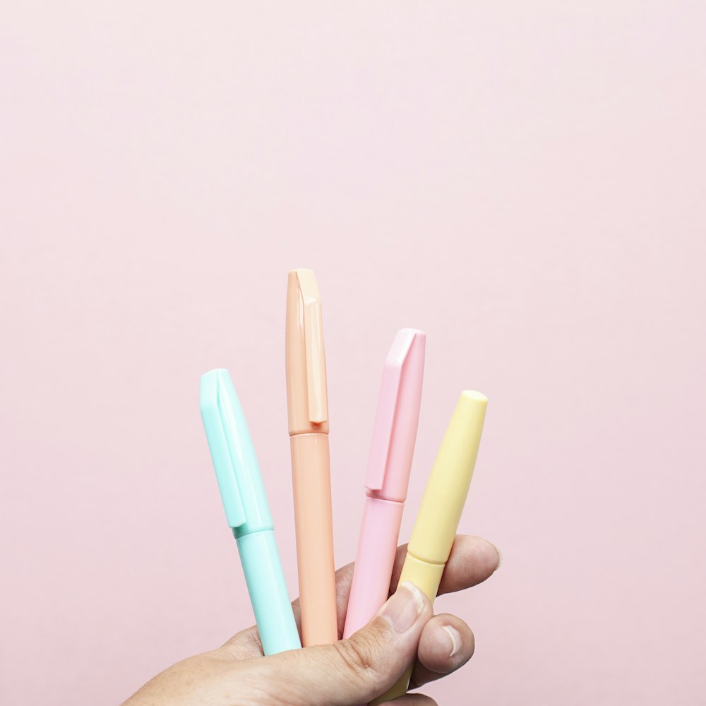 Cuatro bolígrafos de colores variados