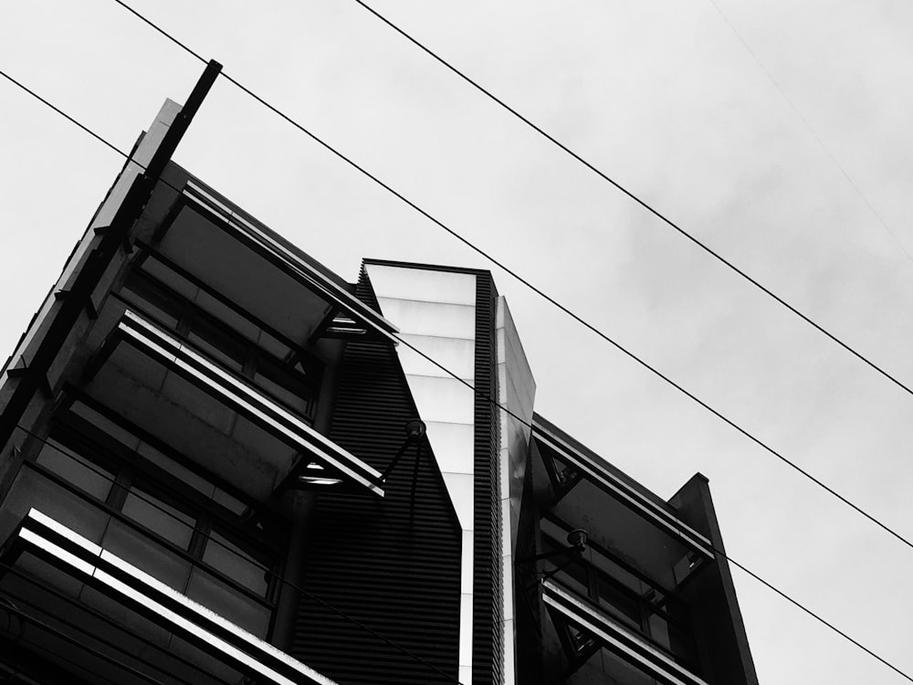 Una foto in bianco e nero di un edificio alto