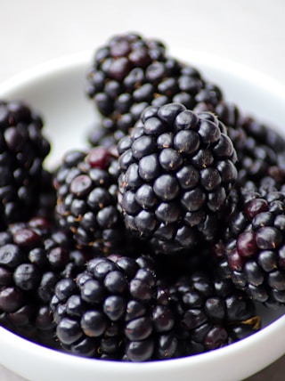 black berry fruit on bowl