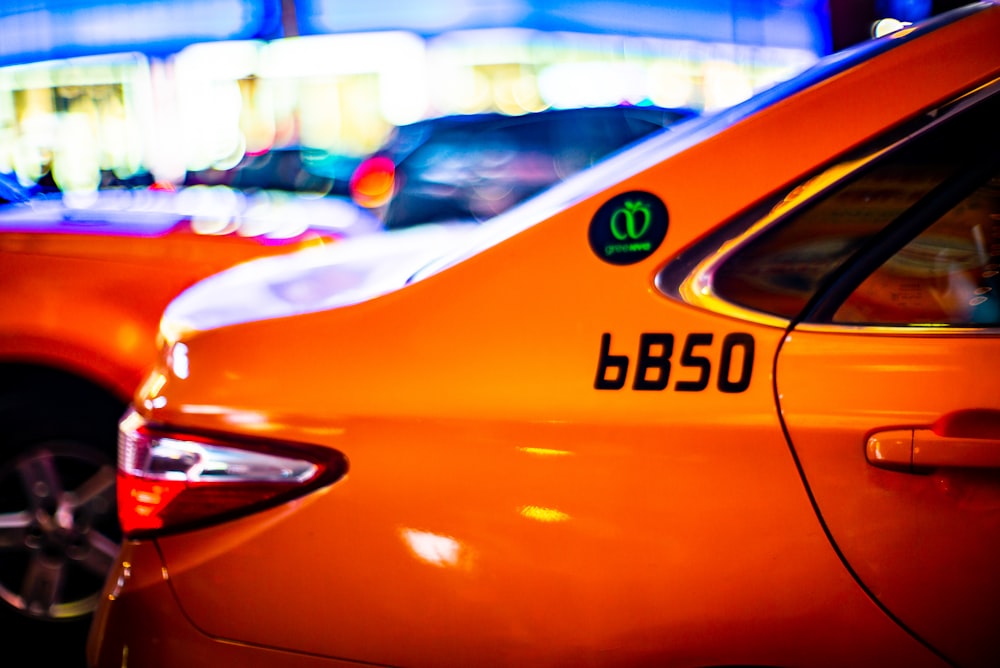 Foto panorámica de un coche naranja