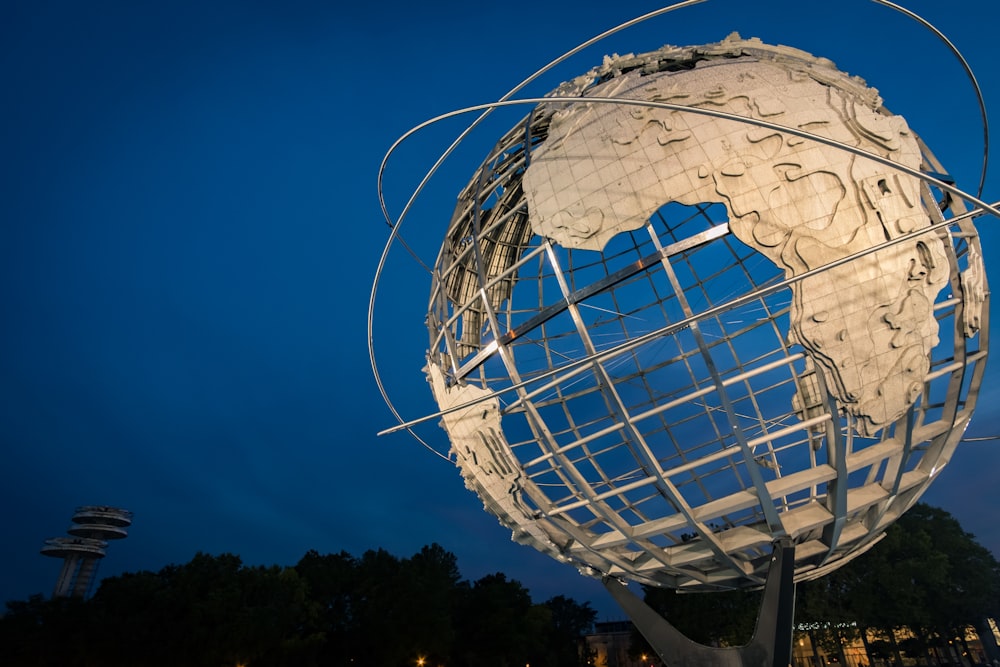 foto ad angolo basso della statua di metallo della Terra