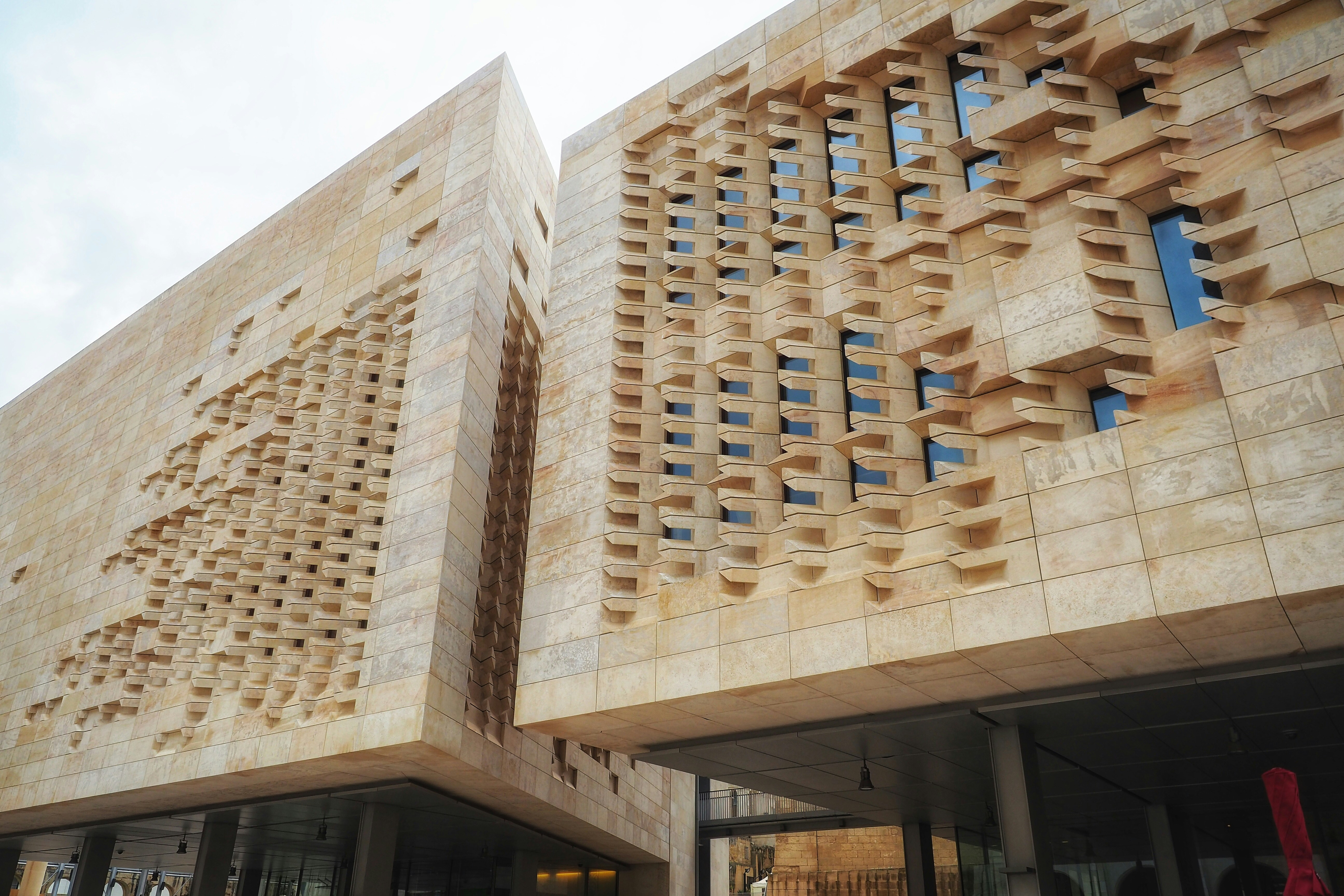 Vista del edificio de hormigón beige