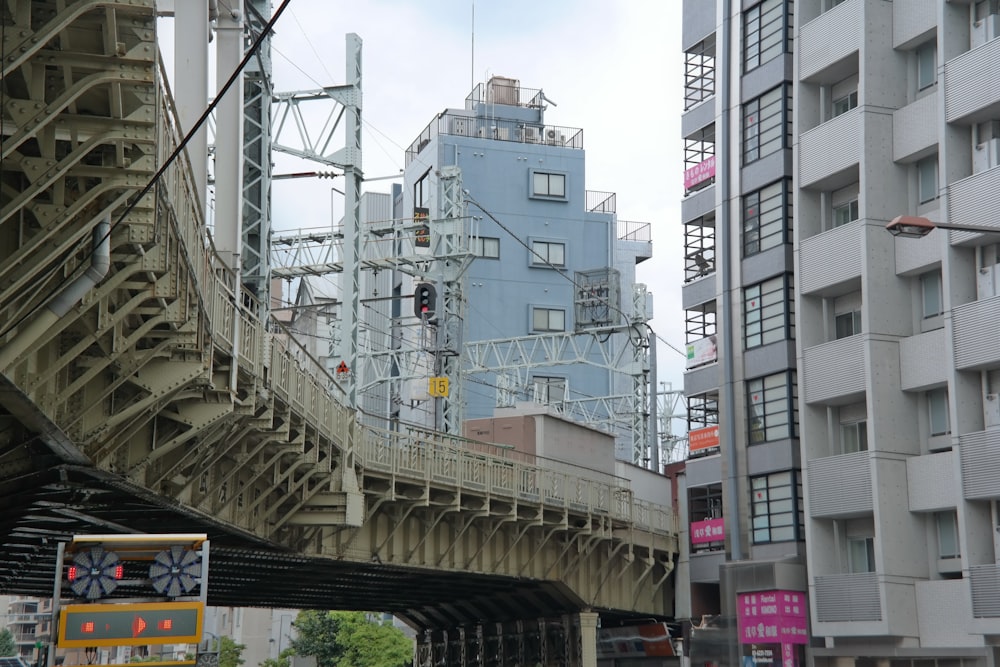 灰色の高層ビル