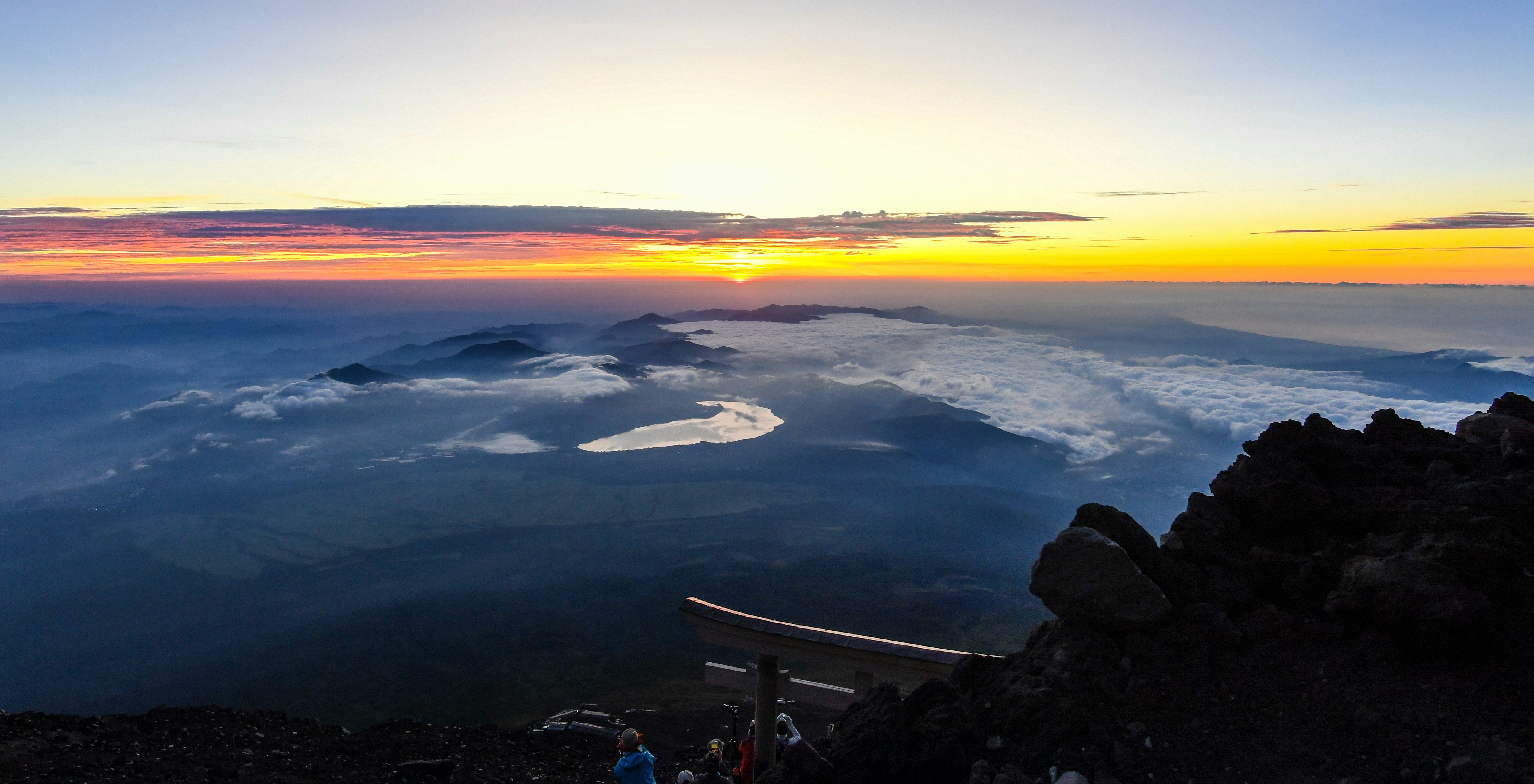 Marvellous beginning of the day on the Fuji mountain .