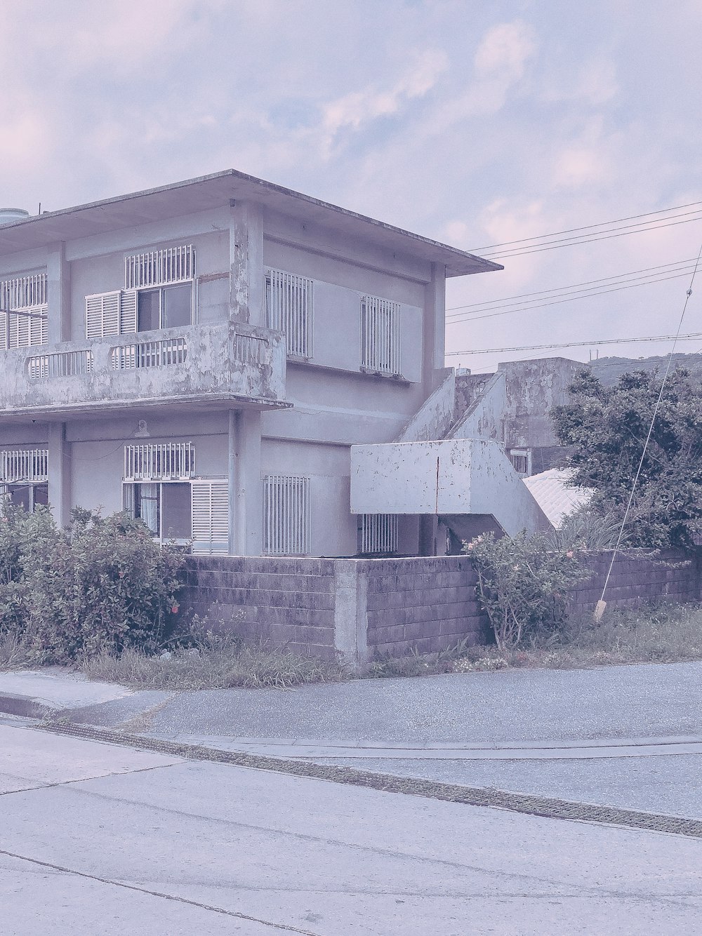 2-stöckiges Haus aus grauem Beton