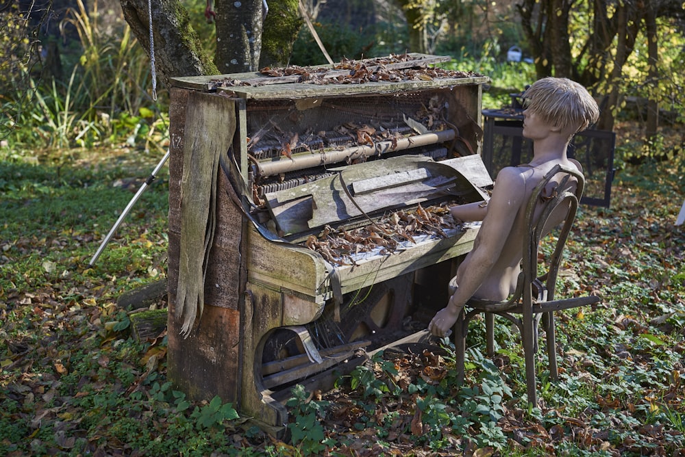 Piano de madera marrón