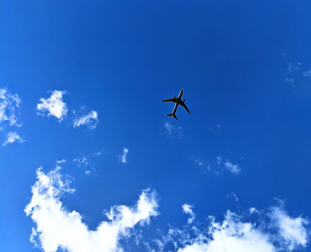 白と青の空に浮かぶ飛行機
