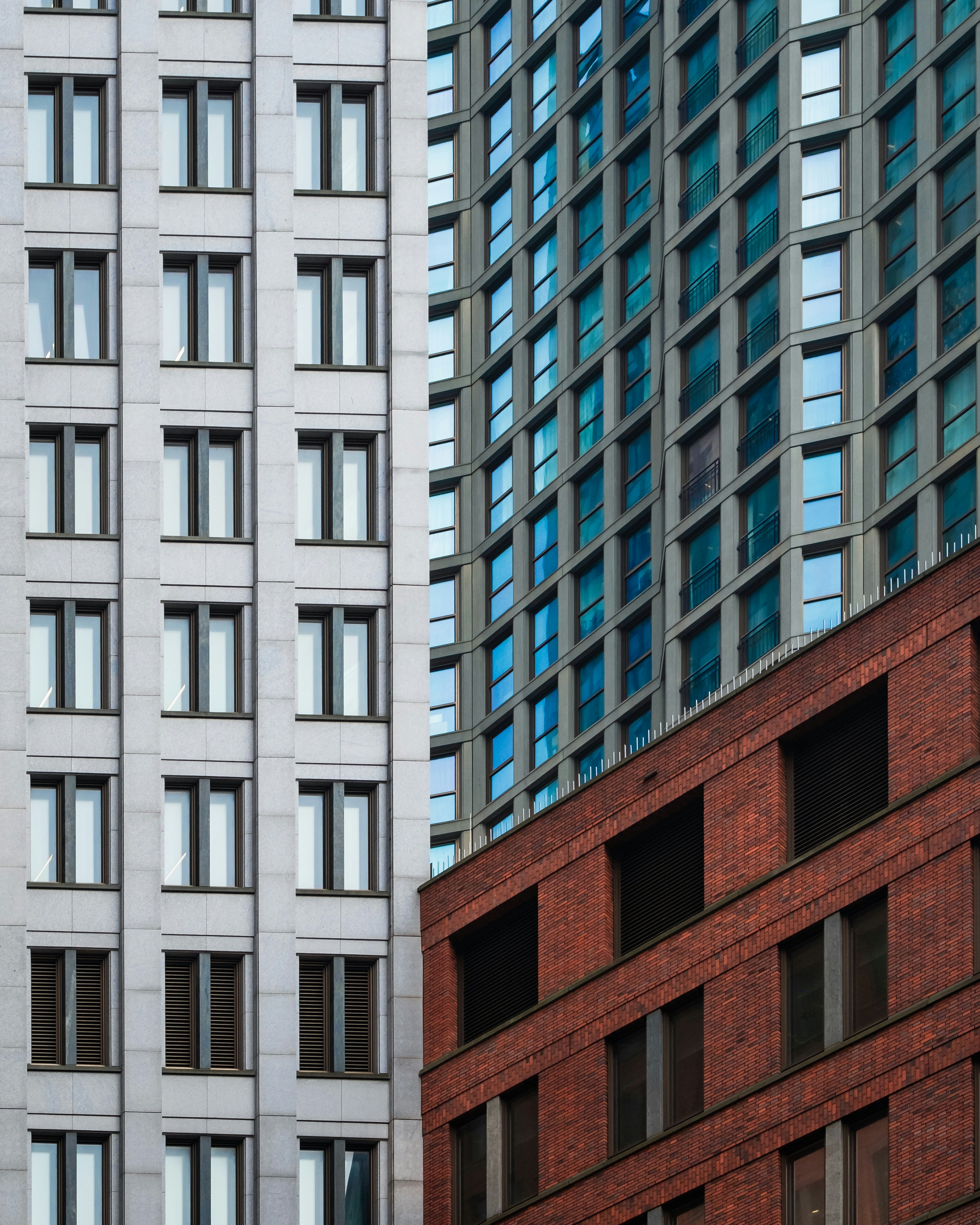 灰色と茶色の建物