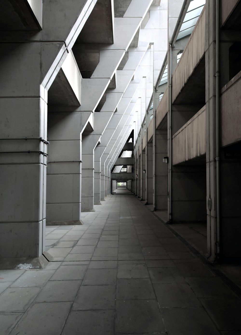 Bâtiment en béton gris