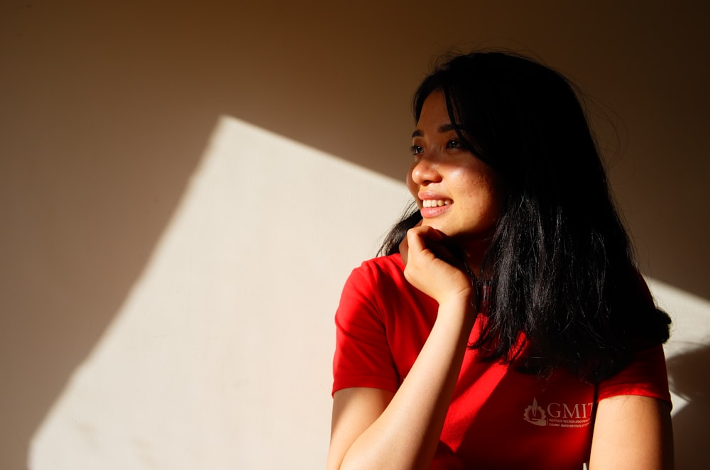 photo de mise au point superficielle d’une femme en t-shirt rouge
