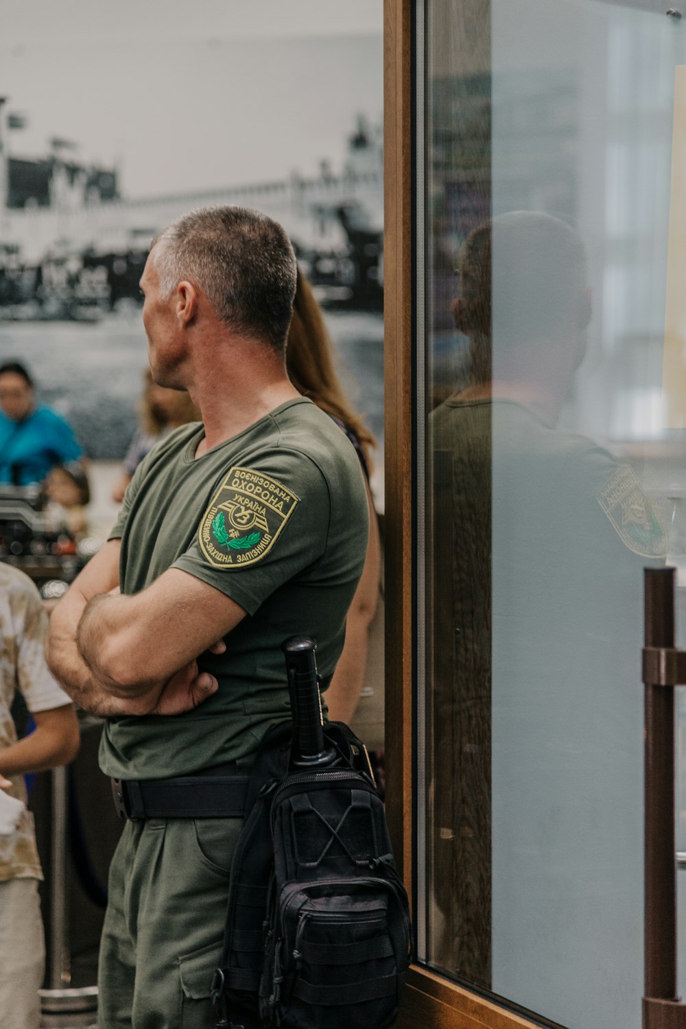 homem no top verde do pescoço da tripulação em pé ao ar livre