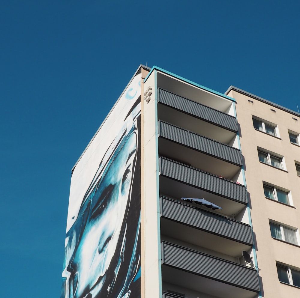 Fotografía de ángulo bajo de un edificio de hormigón