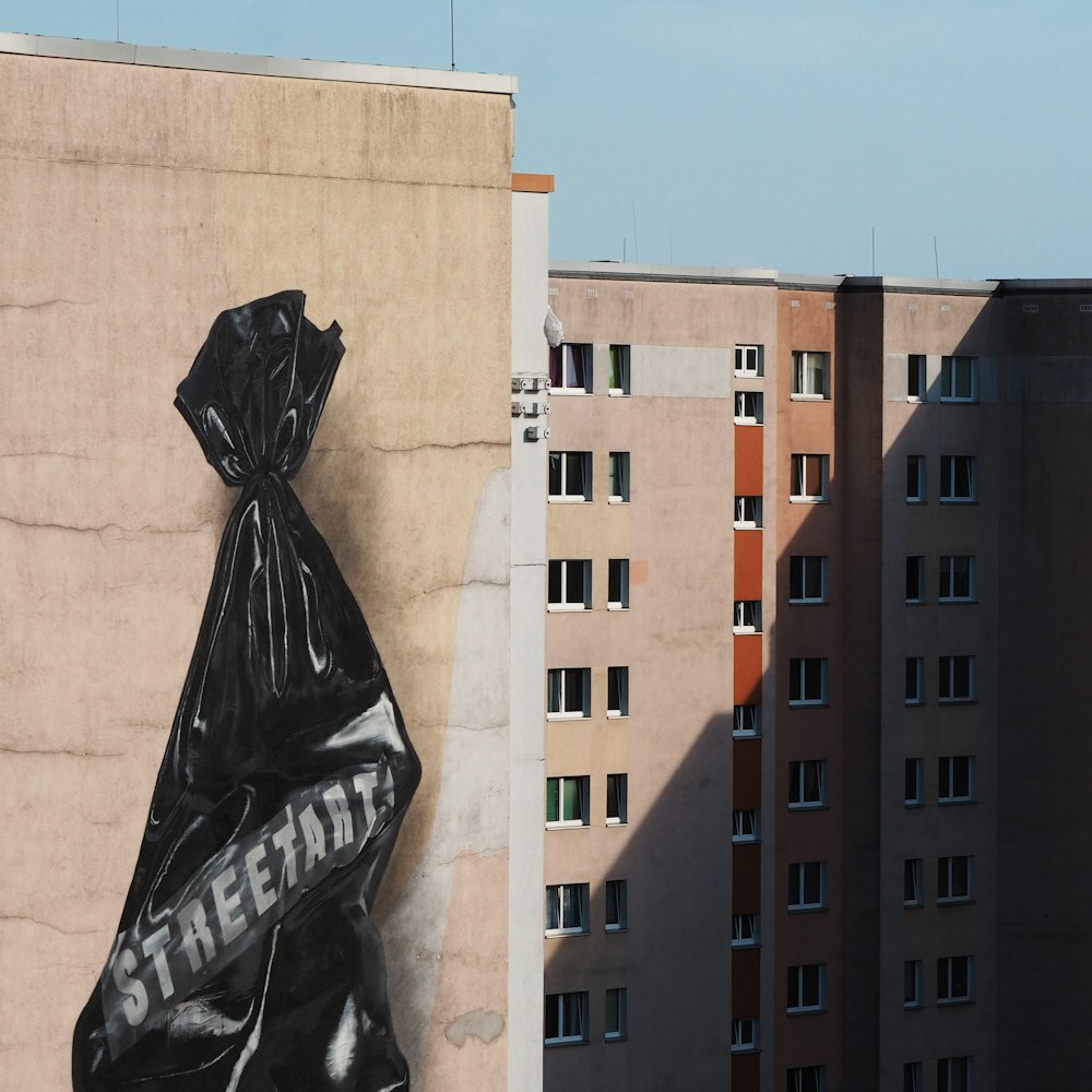 Complejo de apartamentos adjunto a la basura negra