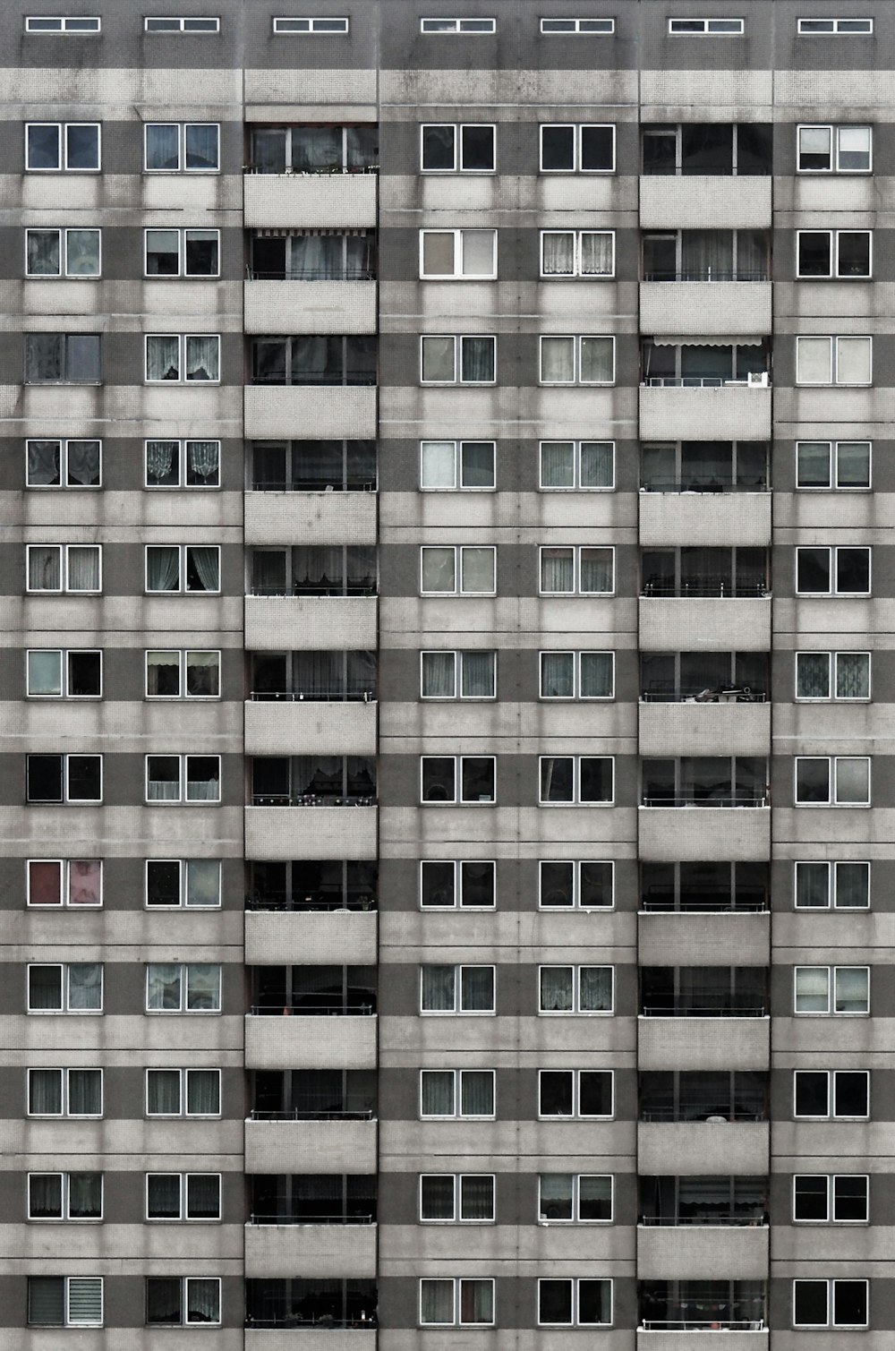 um edifício muito alto com muitas janelas