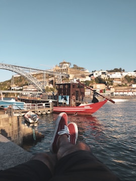 A tranquil river scene in the Douro region.
