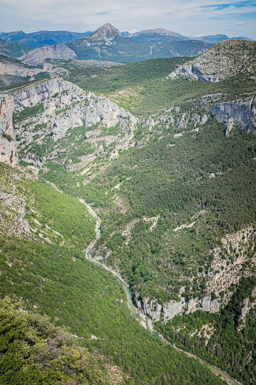 Vista aérea de las montañas durante el día