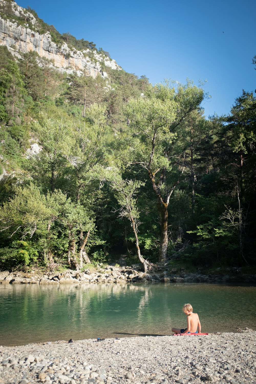 criança perto do lago