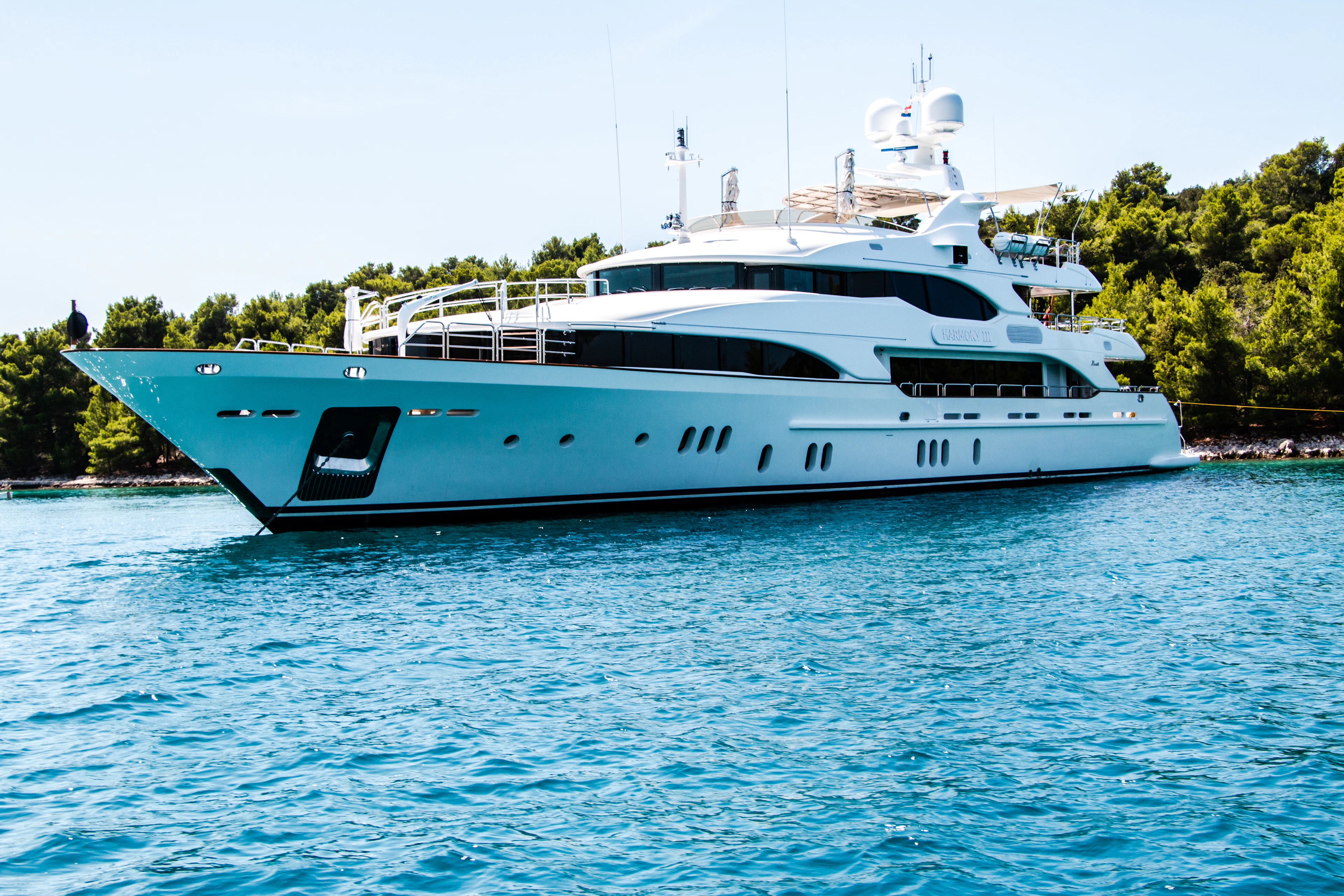 Superyacht bianco all'ancora in una baia della Costa Smeralda
