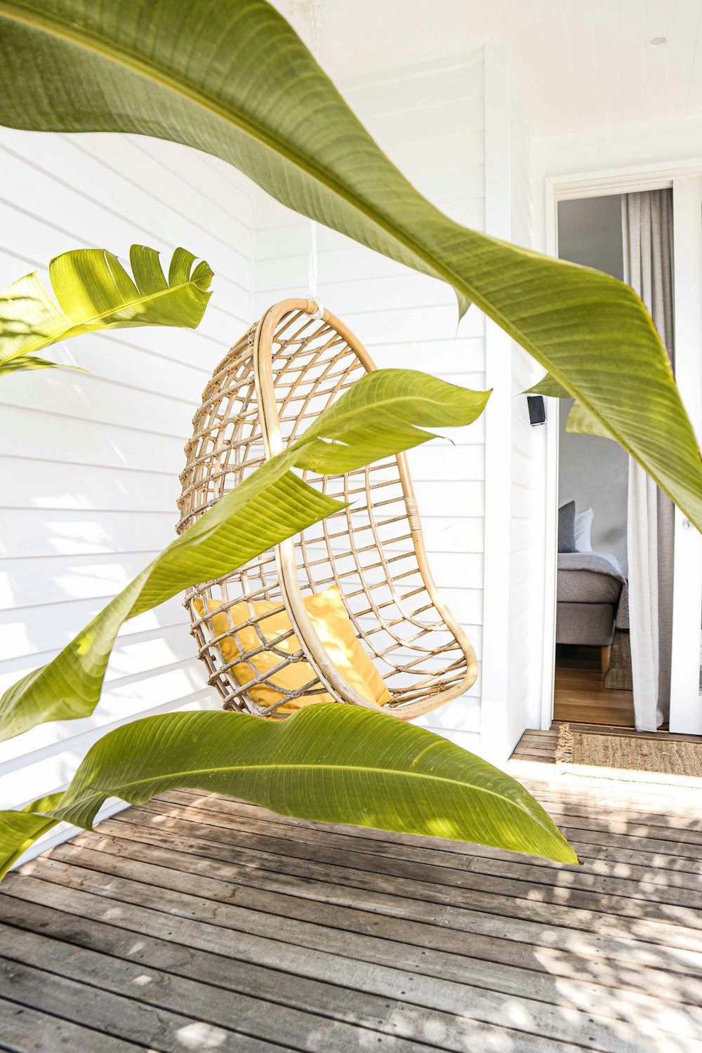 brown wicker chair on focus photography