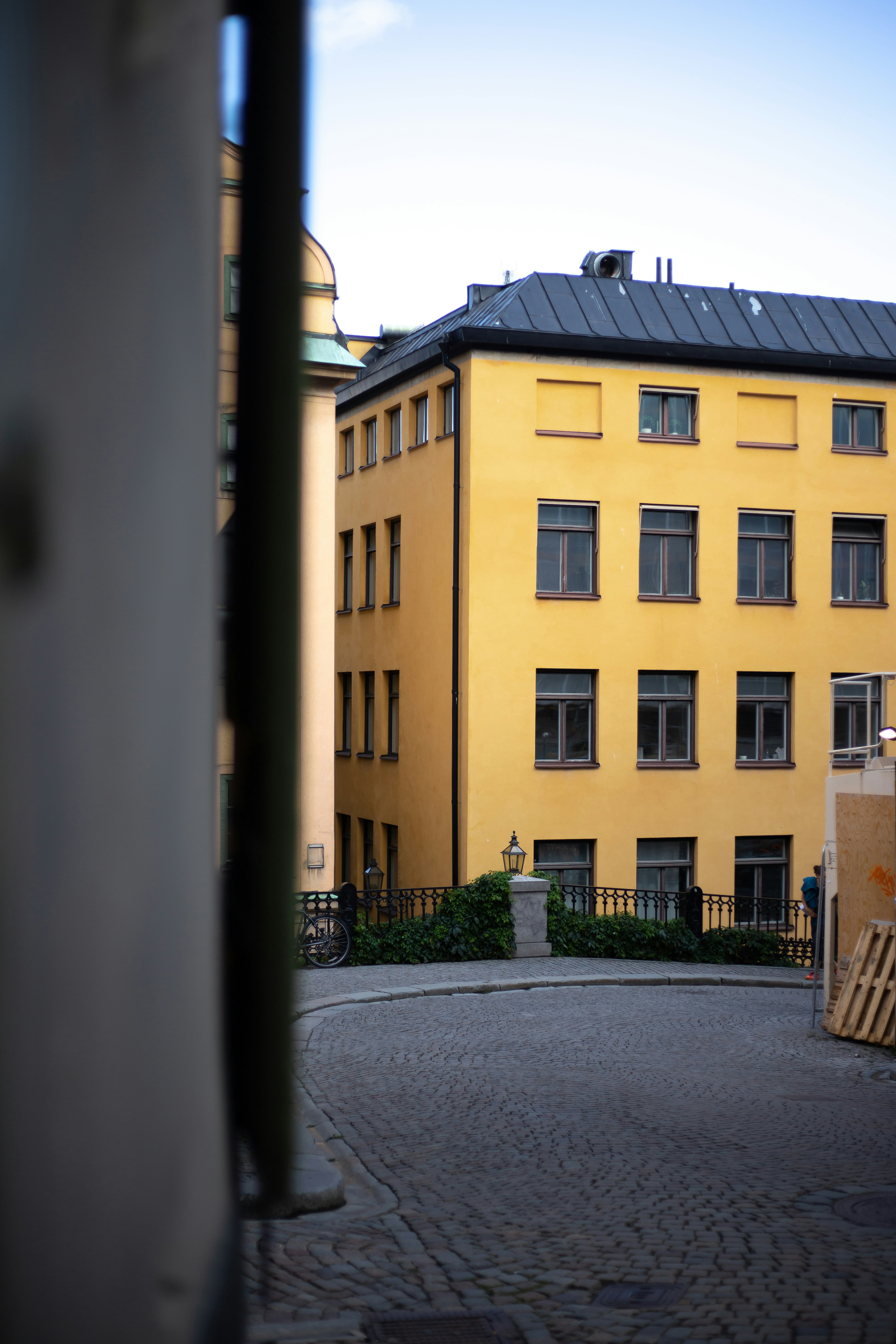 Edificio de hormigón amarillo