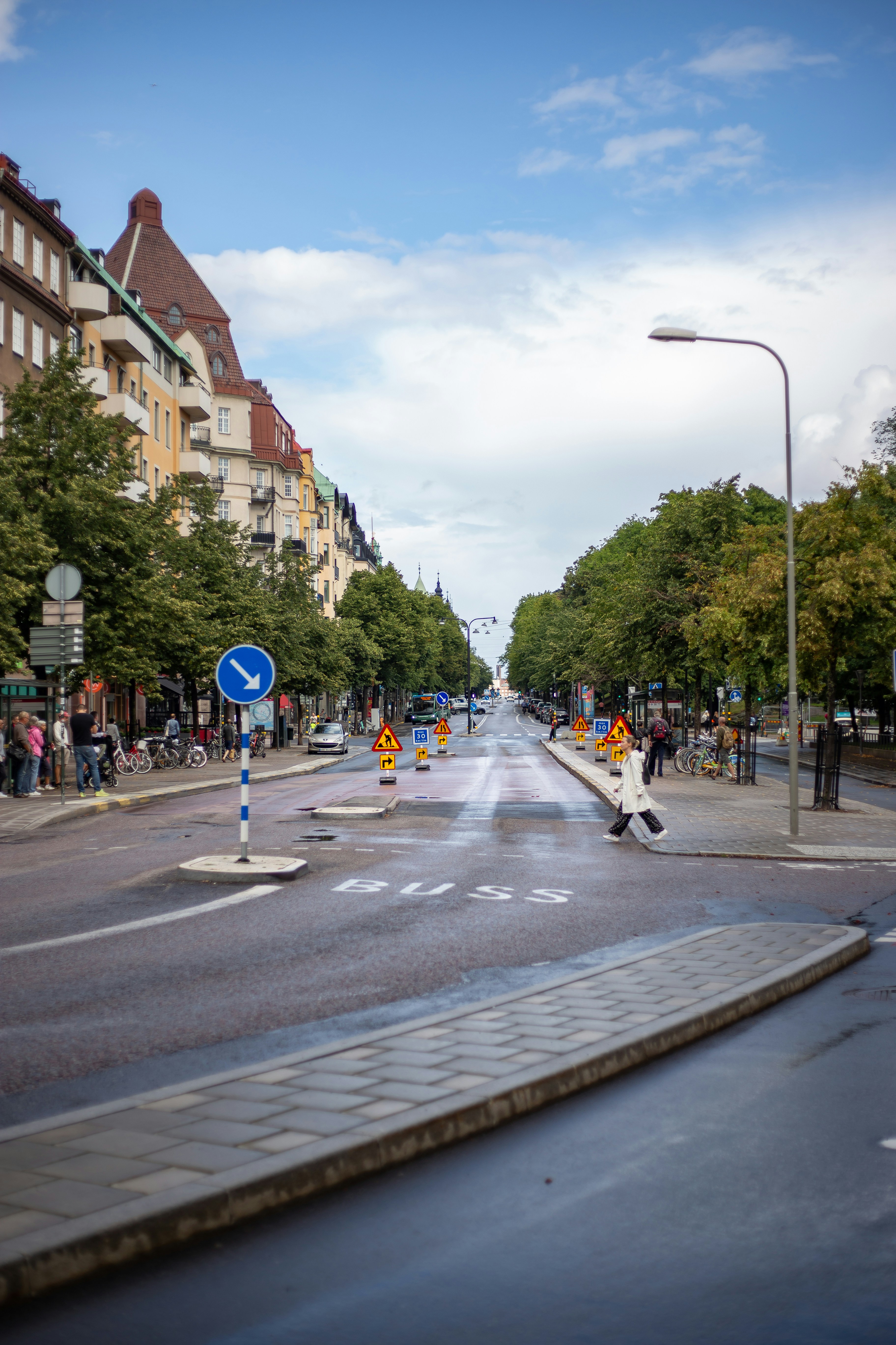 Persona que cruza la calle durante el día